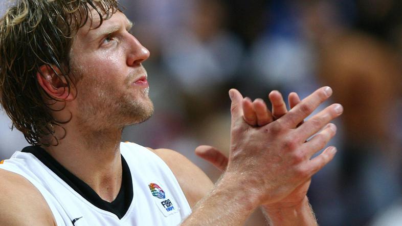 Dirk Nowitzki je po zmagi zaploskal nemaloštevilnim nemškim navijačem.