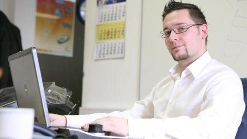 Donald Abrić Pleterski je strokovnjak na področju svetil za avtomobile.