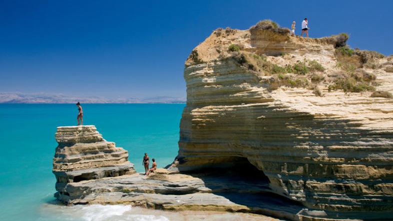 Na Krf vsako poletje prileti ogromno zabave željnih Britancev.