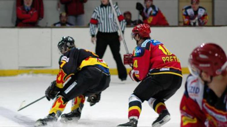 Hokejisti Slavije so za konec premagali vodilno ekipo britanske lige.