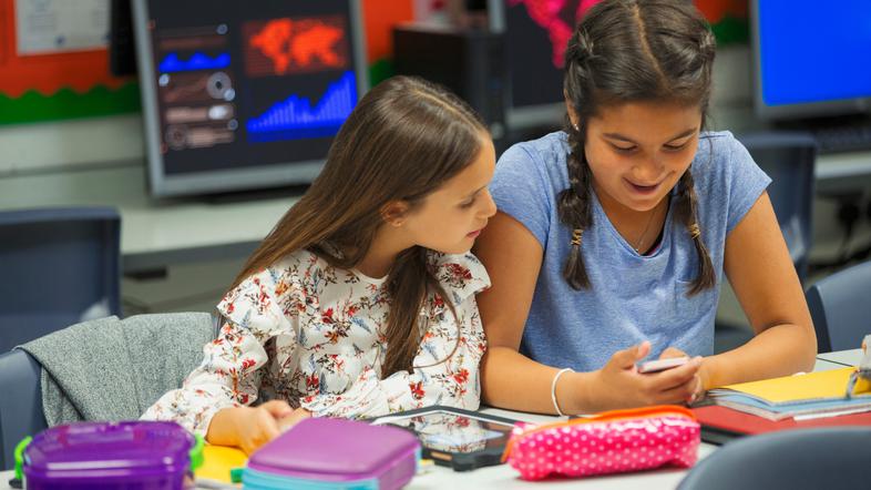 mladi šola družabna omrežja telefoni