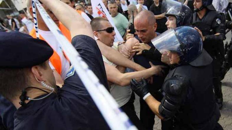 Parado je varovalo veliko policistov.