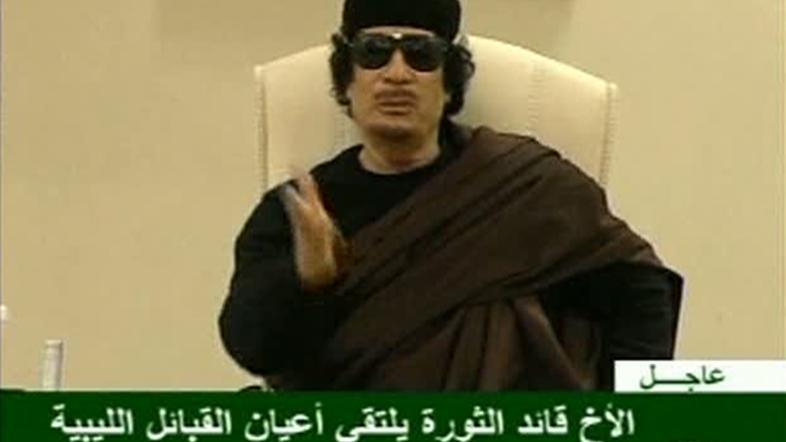 Po 12 dneh se je Gadafi včeraj prvič pokazal na državni televiziji. (Foto: Reute