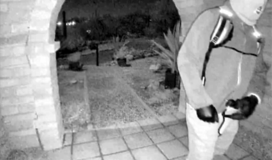 FBI objavil slike zamaskiranega moškega in ponudil nagrado