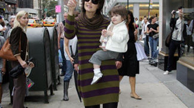 Po trditvah Andrewa Mortona mala Suri ni Tomova hčerka.