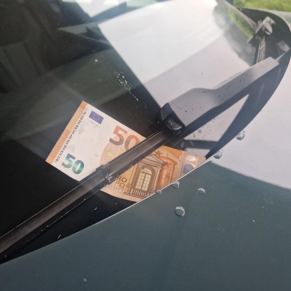 Prevara z bankovcem za vetrobranskim steklom | Avtor: Žurnal24 