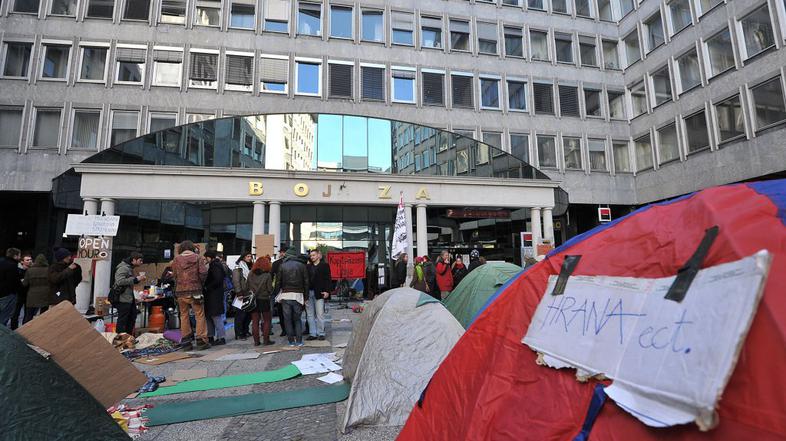 Kampiranje pred borzo.