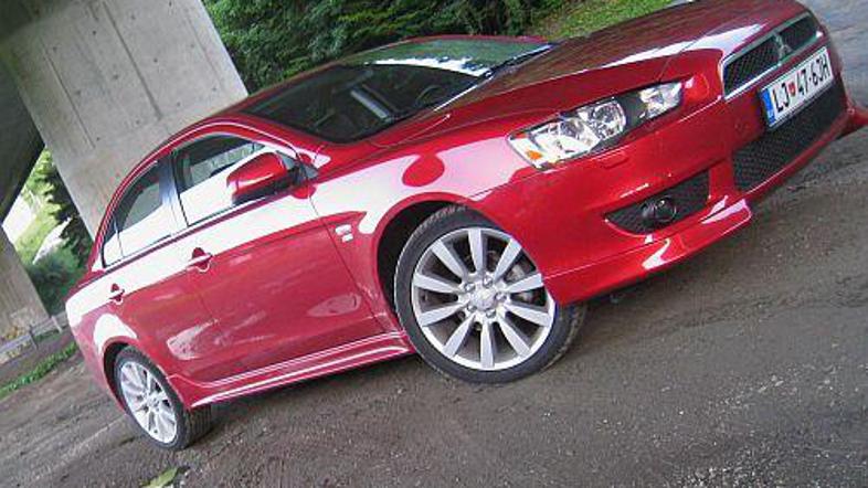 Lancerjev agresivni videz je na daleč opazen. Na daleč se zdi, kot da zremo v nj