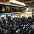 Številni potniki so obstali na postaji Victoria Station v Londonu. Ogledujejo si