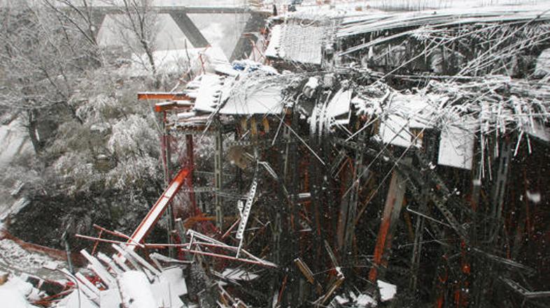 Betonska konstrukcija je pod seboj pokopala več delavcev. FOTO: AFP
