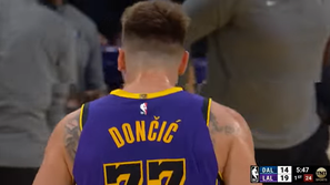 Luka Dončić in pogled proti Dallasovi klopi