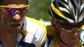 Contador (levo) in Armstrong (desno) se bosta na Touru še grdo gledala.