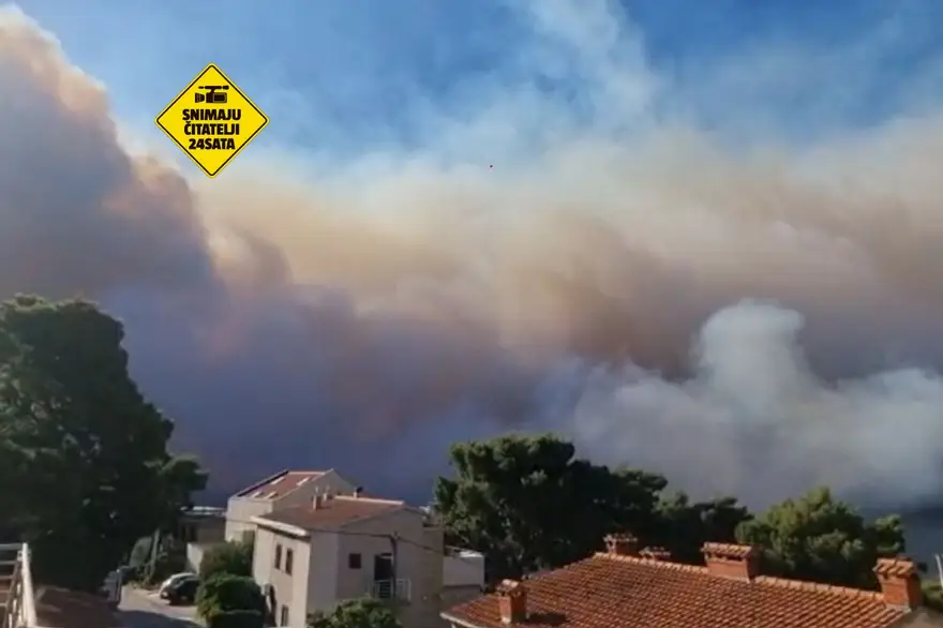 požar med Makarsko in Omišem