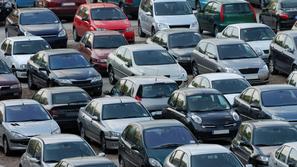 Tzavto 24.08.10, avtomobili, parkirisce, foto: shutterstock