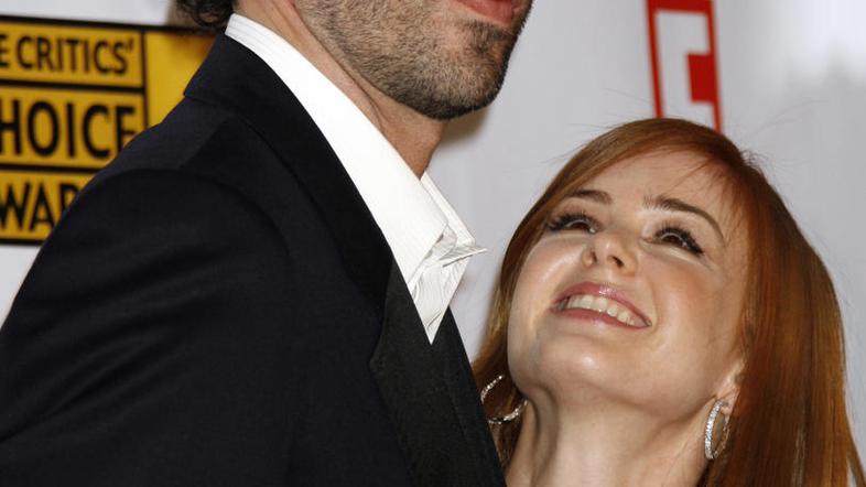 Sacha Baron Cohen in Isla Fisher