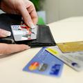 Pri pogojih za pridobitev revolving kartice so banke navedle le redne mesečne pr