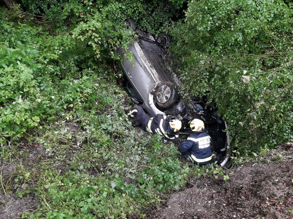 Prometna nesreča, avto v potoku