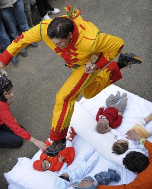 Hudič skače čez nič hudega sluteče otroke.