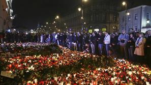 Poljska po tragediji političnega in vojaškega vrha žaluje. (Foto: Reuters)