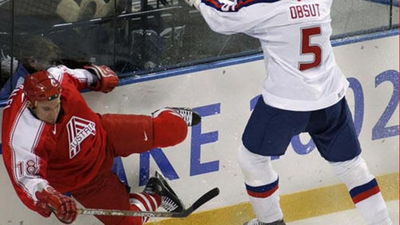 Kent Salfi (v rdečem dresu) kar šest tekem ne bo mogel pomagati svojim soigralce