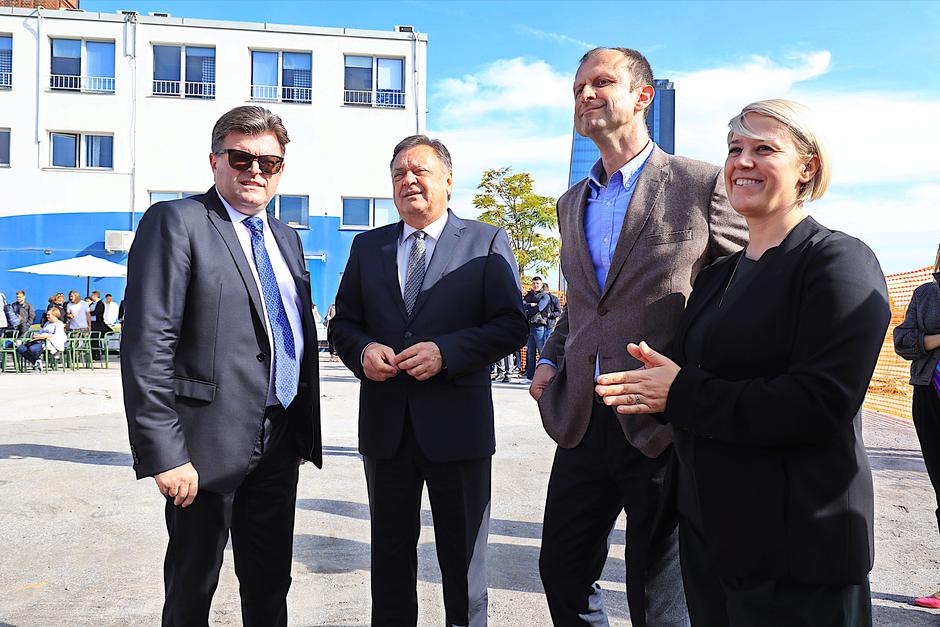 Položitev temeljnega kamna za trgovino Ikea v Ljubljani, župan Zoran Janković drugi z leve | Avtor: Saša Despot