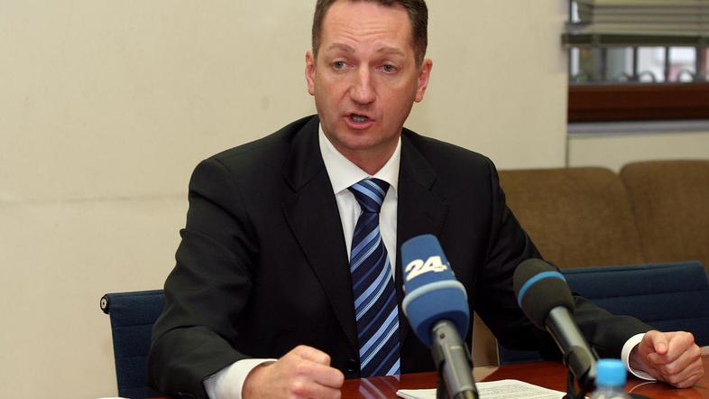 “Za argumentirane komentarje brez politične podlage še ni čas,” je dejal župan B