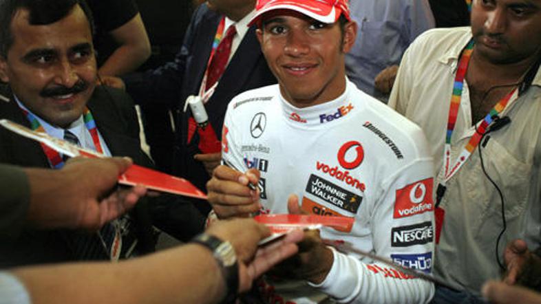 Bo Lewis zmožen plačati 218.920 evrov? Bo pač Nicole ostale brez kakšnega "daril