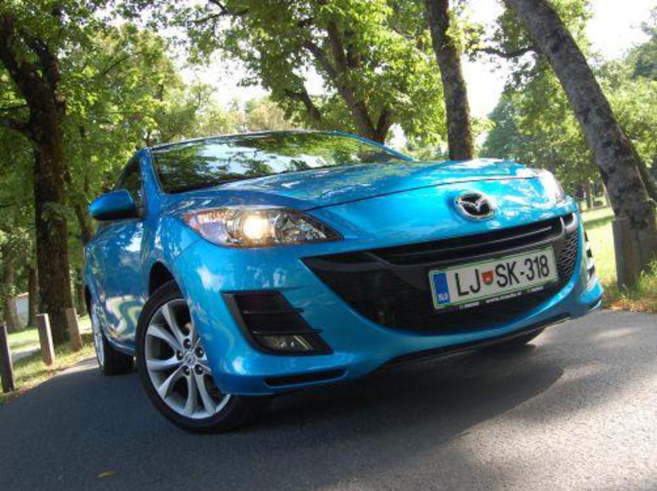 Nova trojka je vizualno konkretno predrugačena, ponuja več prostora in opreme ko