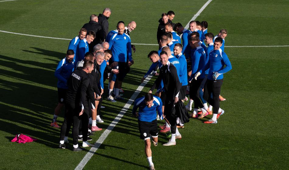 Tadej Pogačar obiskal slovensko nogometno reprezentanco pred tekmo s Švico