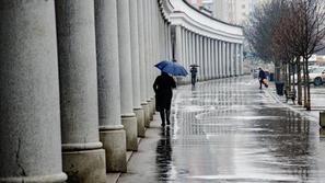 moški na ulici v dežju