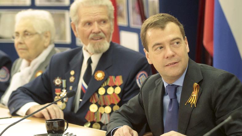 Dmitrij Medvedjev je pred parado posvaril pred ponarejanjem zgodovine. Kot pravi