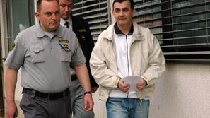 Iz pripora so na sodišče pripeljali najprej Nika Kurtoviča, za njim pa še njegov