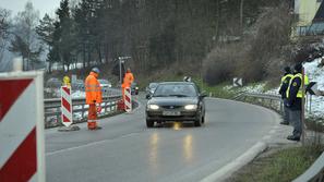 Delna zapora mosta, Medno