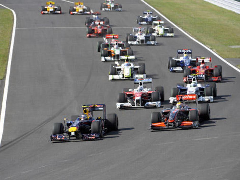 Vettel je na startu ostal prvi, Hamilton pa je s pomočjo Kersa prišel pred Trull