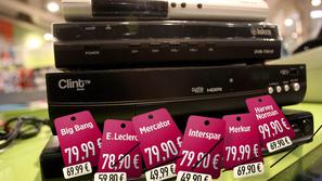 Prečrtane cene na rdeči podlagi so veljale 4. marca, zapisane na rumeni podlagi 