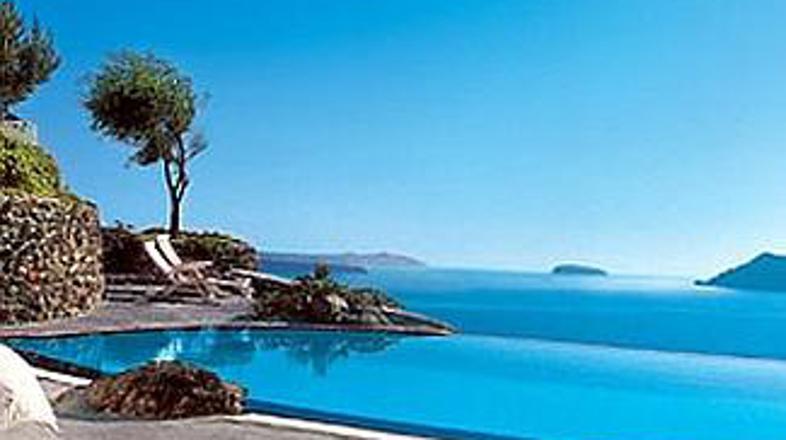 Z razgledom na Egejsko morje ... bazen pri hotelu Perivolas na Santoriniju.