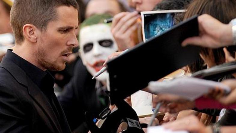 Baleovo bivanje v Londonu se je nekoliko zapletlo.