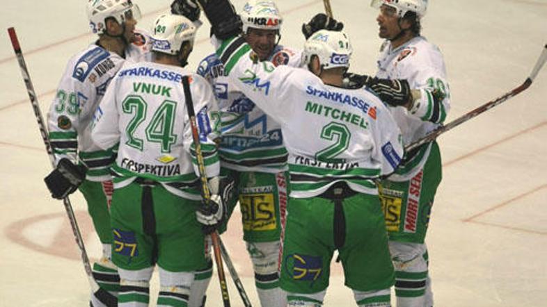 Hokejisti ZM Olimpije so se zasluženo veselili prve zmage v četrtfinalu.