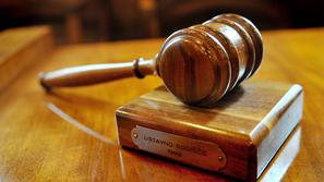 "Ni dobro, da ustavno sodišče posega v zakonodajno oblast in odloča, kateri refe