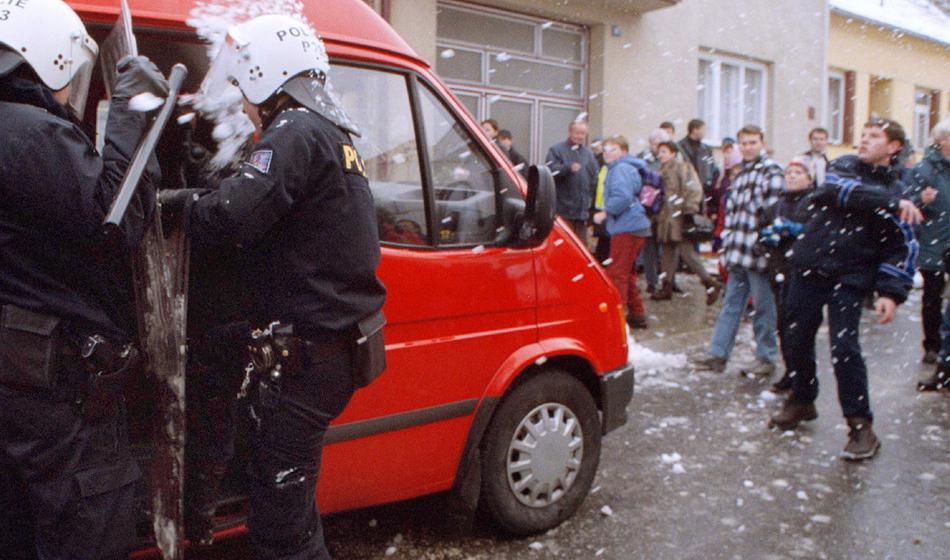 Prezirljiv napad v Črnomlju: Policisti in gasilci bežali