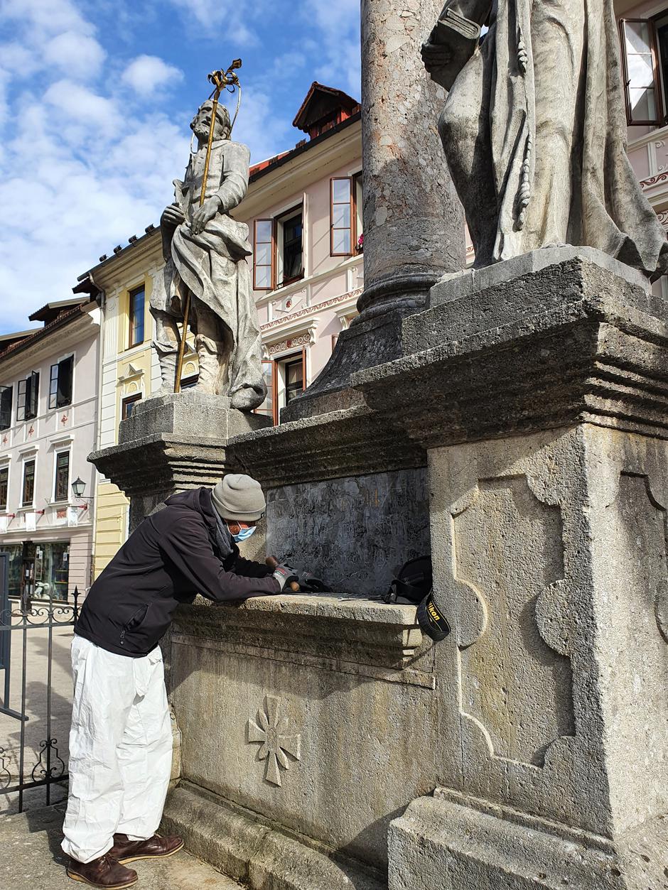 Restavriranje napisov na Marijinem znamenju v Škofji Loki | Avtor: Katja Štucin