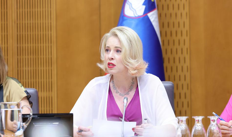 Urška Klakočar Zupančič poziva k cepljenju: Vsako leto zboli do 100 oseb