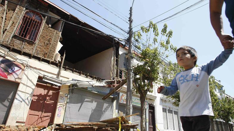 Potres je zajteval tudi veliko gmotno škodo. (Foto: EPA)