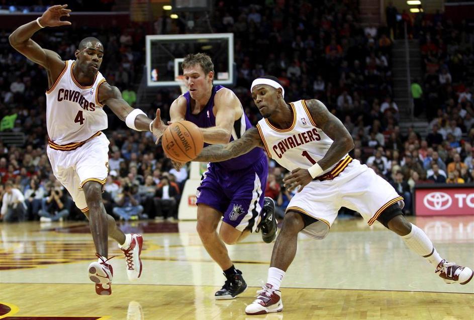 Beno Udrih (v sredini) je v letošnji sezoni najboljši Slovenec v ligi NBA. (Foto