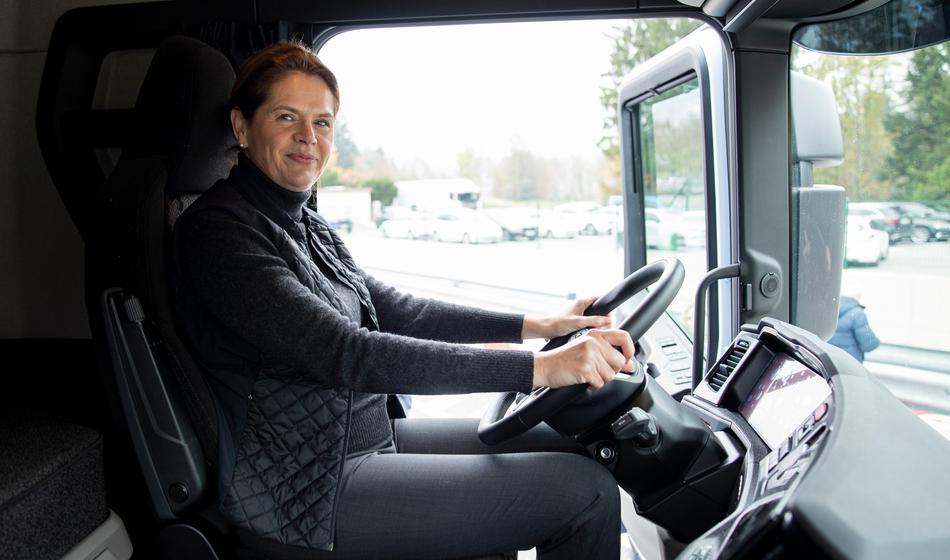 Poglejte, kako se je Alenka Bratušek znašla za volanom ogromnega tovornjaka (Video)