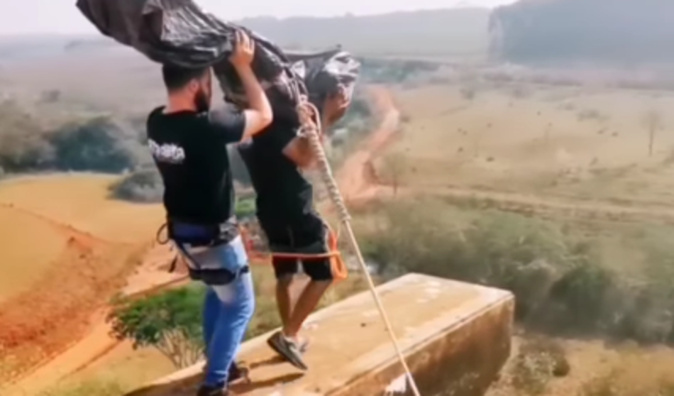 Obtožen smrti študentke pri bungee jumpingu se je šalil o metanju trupel z mostu