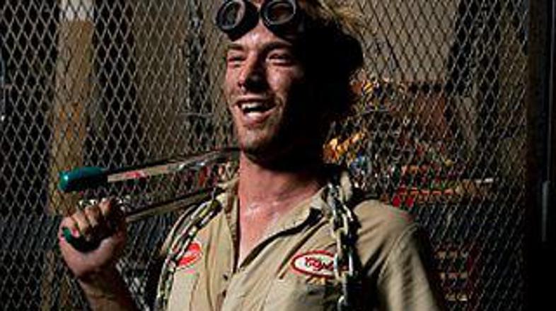 Zaposlila ga je velika živina.