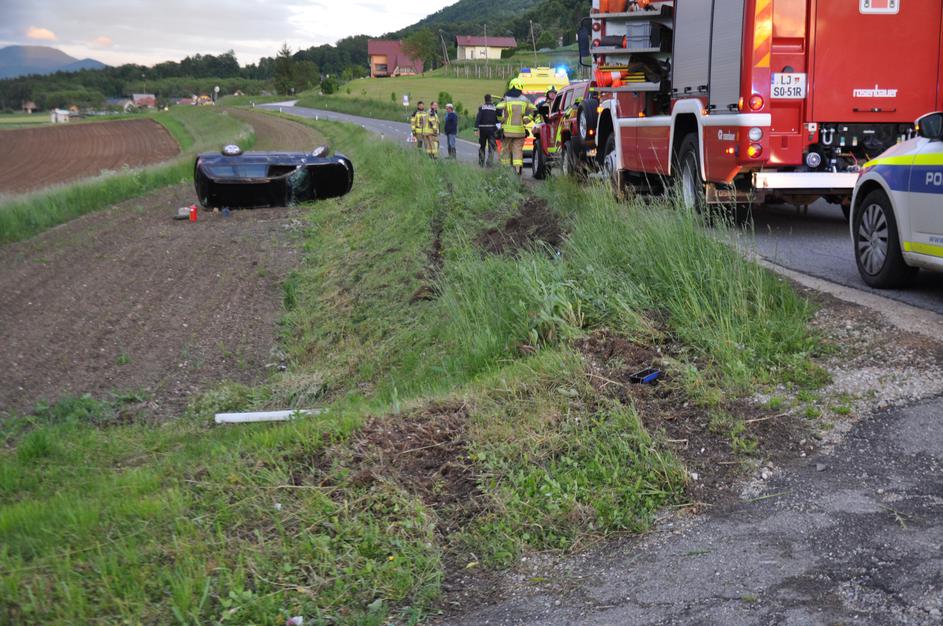 Prometna nesreča pri Slovenskih Konjicah, avto na boku