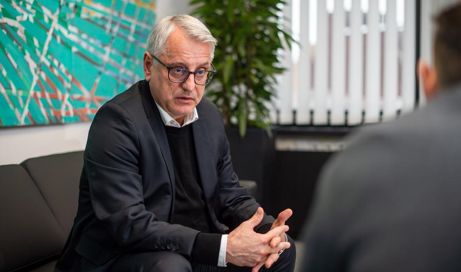 Minister Han vsem na očeh poljubljal rdečo kapico, ki je ta znana političarka!