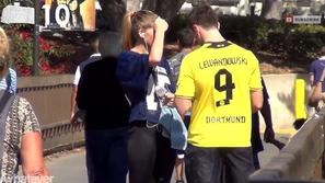 Lewandowski oponašalec šala poljubi punce dekleta ženske Dortmund Borussia